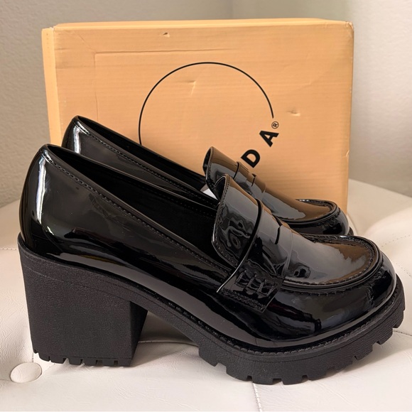 NIB Soda Kinder Platform Loafers in Black Patent Leather - Picture 2 of 7